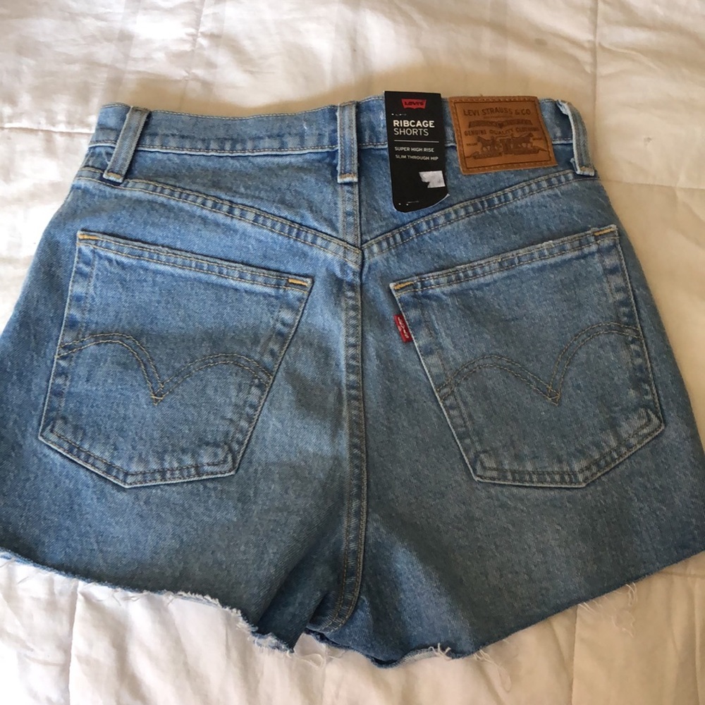 Levi’s Ribcage Shorts Distressed - Picture 4 of 8